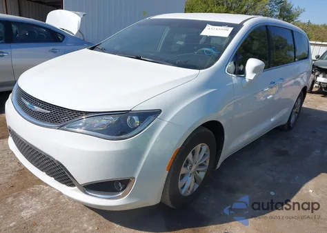 2018 Chrysler Pacifica Touring Plus z USA, uszkodzony, nr VIN 2C4RC1FGXJR260597